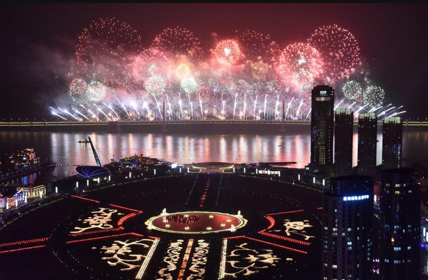 天府熊貓塔的電子煙花秀 天府熊貓塔的電子煙花秀