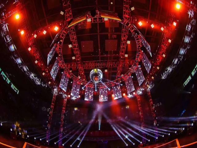 深（shēn）圳led透（tòu）明顯示屏廠家如今發展如何？